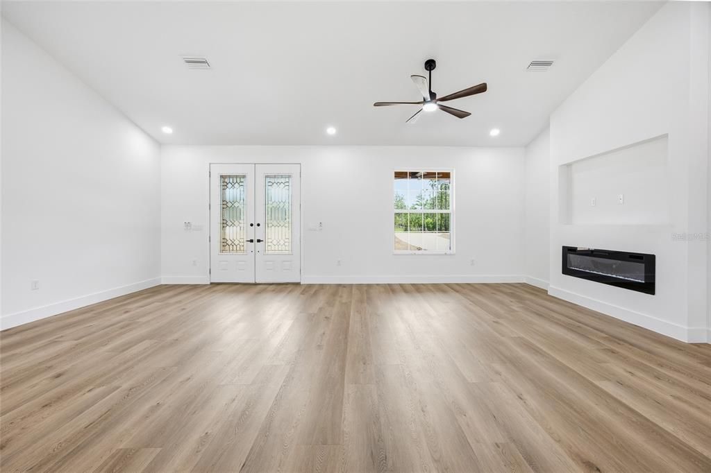 Activo con contrato: $499,900 (4 camas, 2 baños, 2073 Pies cuadrados)