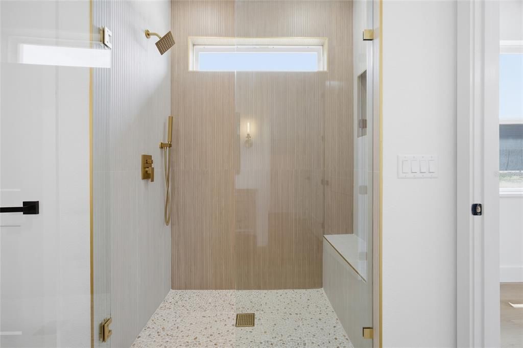 Activo con contrato: $499,900 (4 camas, 2 baños, 2073 Pies cuadrados)