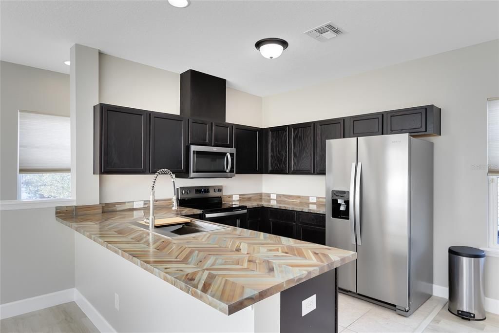 Active With Contract: $1,700 (1 beds, 1 baths, 662 Square Feet)
