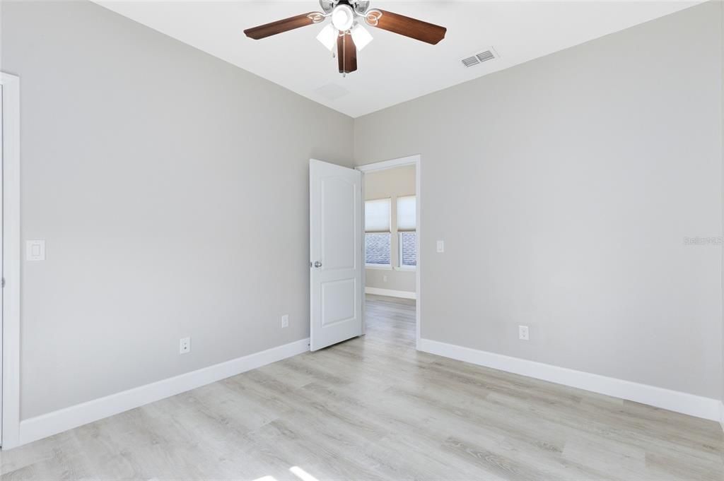 Active With Contract: $1,700 (1 beds, 1 baths, 662 Square Feet)