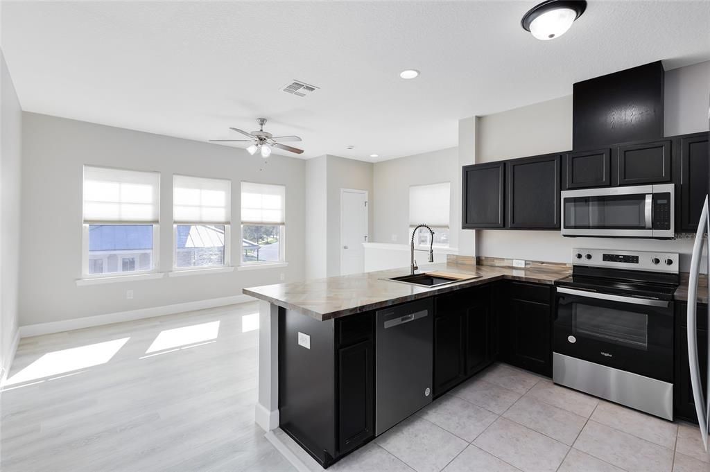 Active With Contract: $1,700 (1 beds, 1 baths, 662 Square Feet)