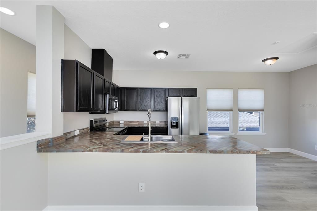 Active With Contract: $1,700 (1 beds, 1 baths, 662 Square Feet)