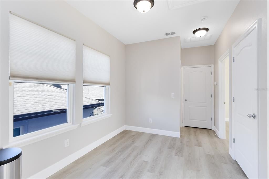 Active With Contract: $1,700 (1 beds, 1 baths, 662 Square Feet)