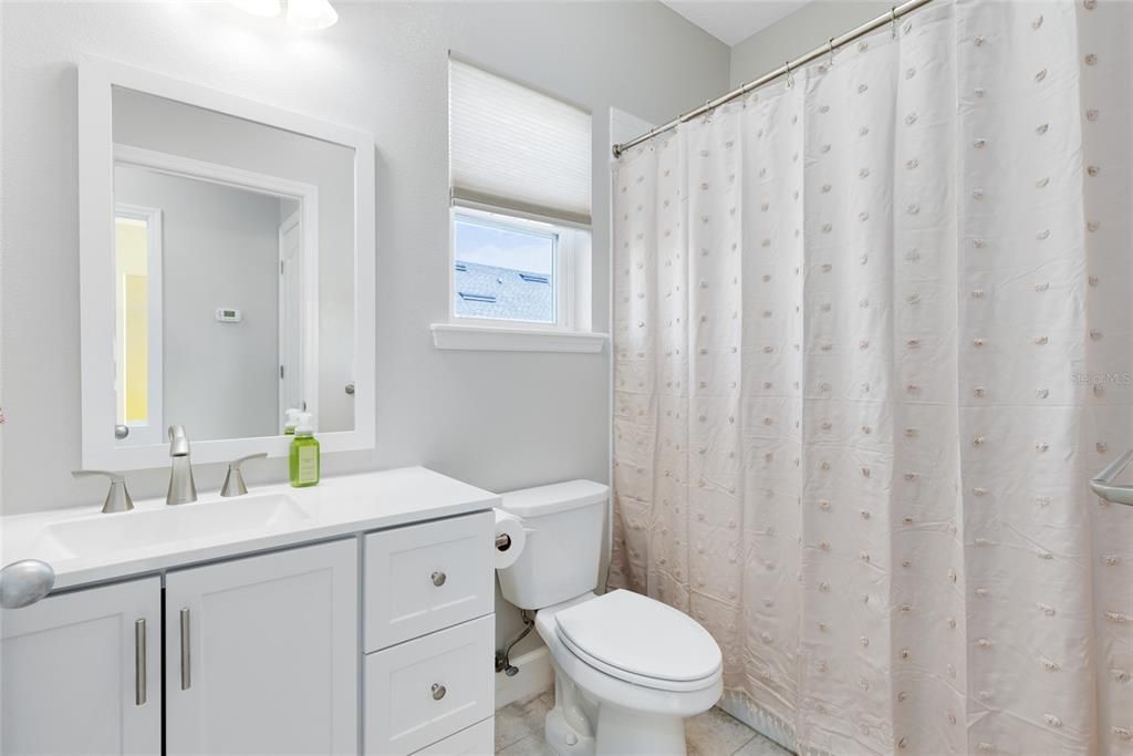 Active With Contract: $1,700 (1 beds, 1 baths, 662 Square Feet)