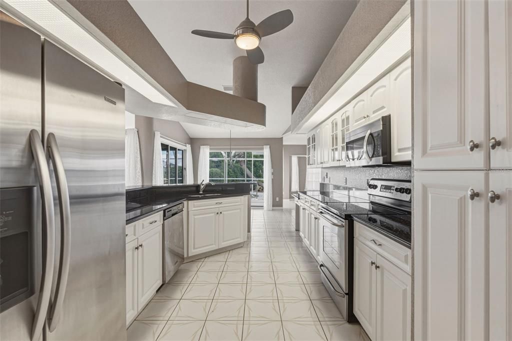 Activo con contrato: $425,000 (3 camas, 2 baños, 2412 Pies cuadrados)