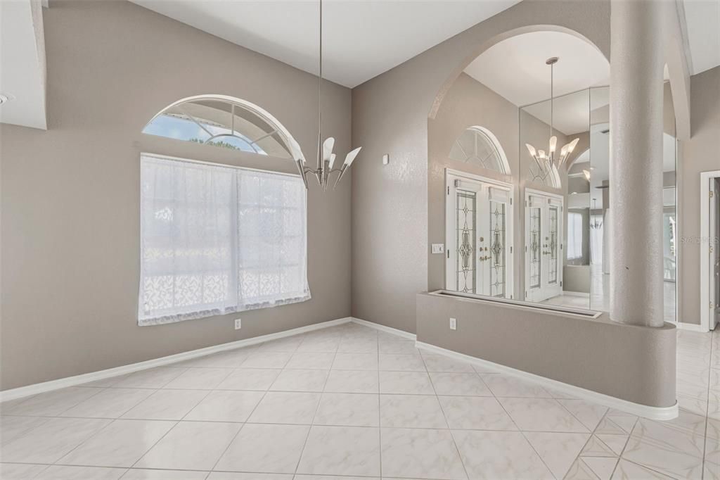 Activo con contrato: $425,000 (3 camas, 2 baños, 2412 Pies cuadrados)