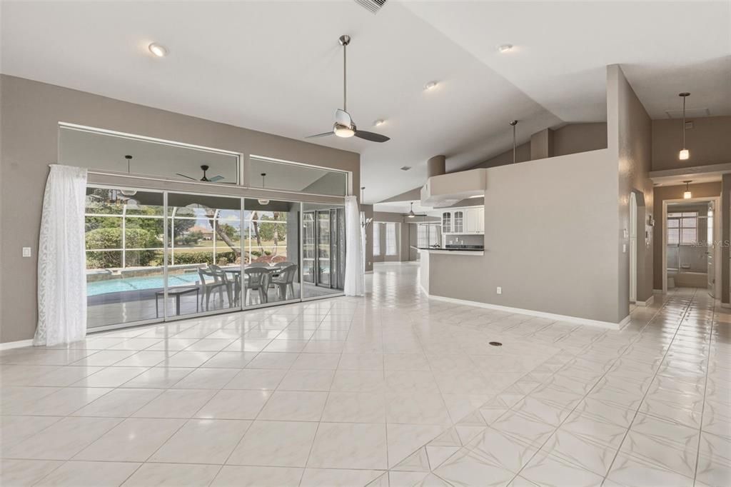 Activo con contrato: $425,000 (3 camas, 2 baños, 2412 Pies cuadrados)