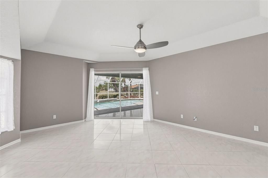 Activo con contrato: $425,000 (3 camas, 2 baños, 2412 Pies cuadrados)
