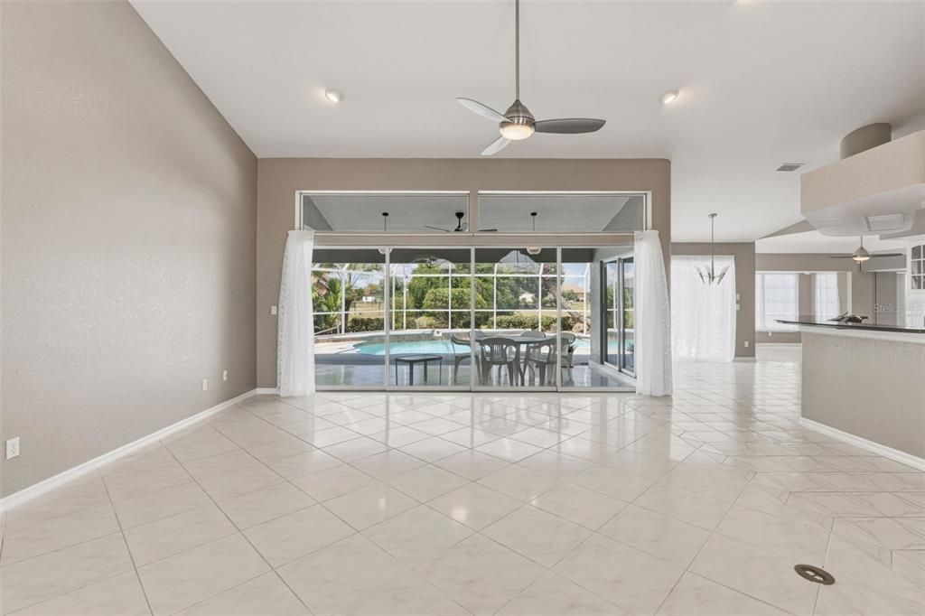 Activo con contrato: $425,000 (3 camas, 2 baños, 2412 Pies cuadrados)
