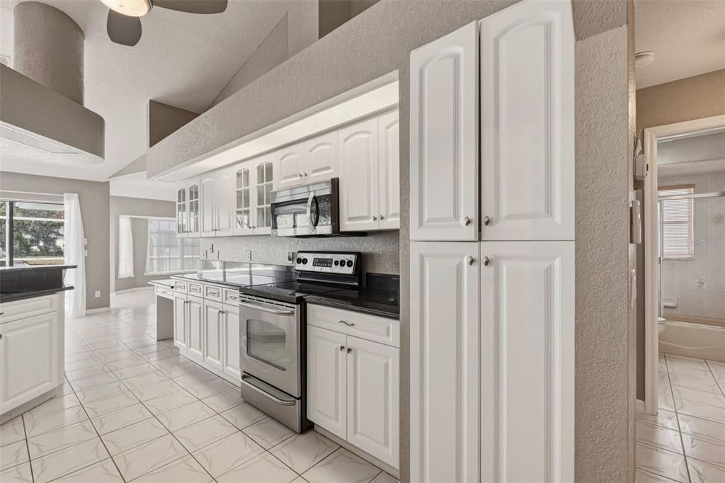 Activo con contrato: $425,000 (3 camas, 2 baños, 2412 Pies cuadrados)