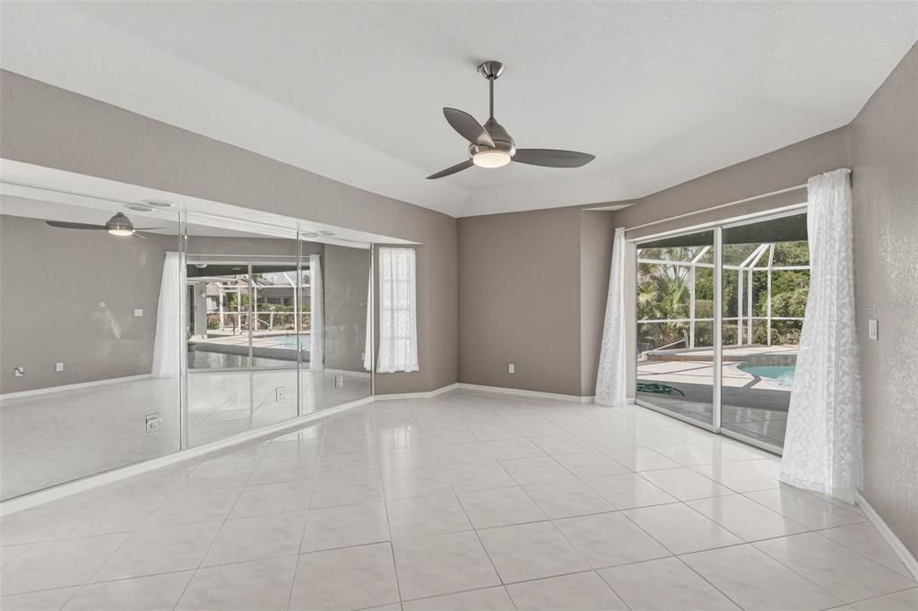 Activo con contrato: $425,000 (3 camas, 2 baños, 2412 Pies cuadrados)