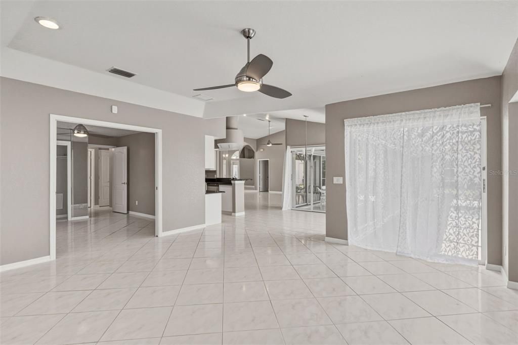 Activo con contrato: $425,000 (3 camas, 2 baños, 2412 Pies cuadrados)