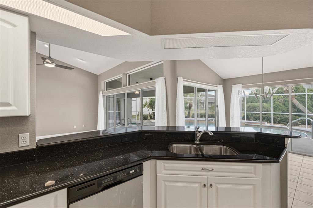 Activo con contrato: $425,000 (3 camas, 2 baños, 2412 Pies cuadrados)