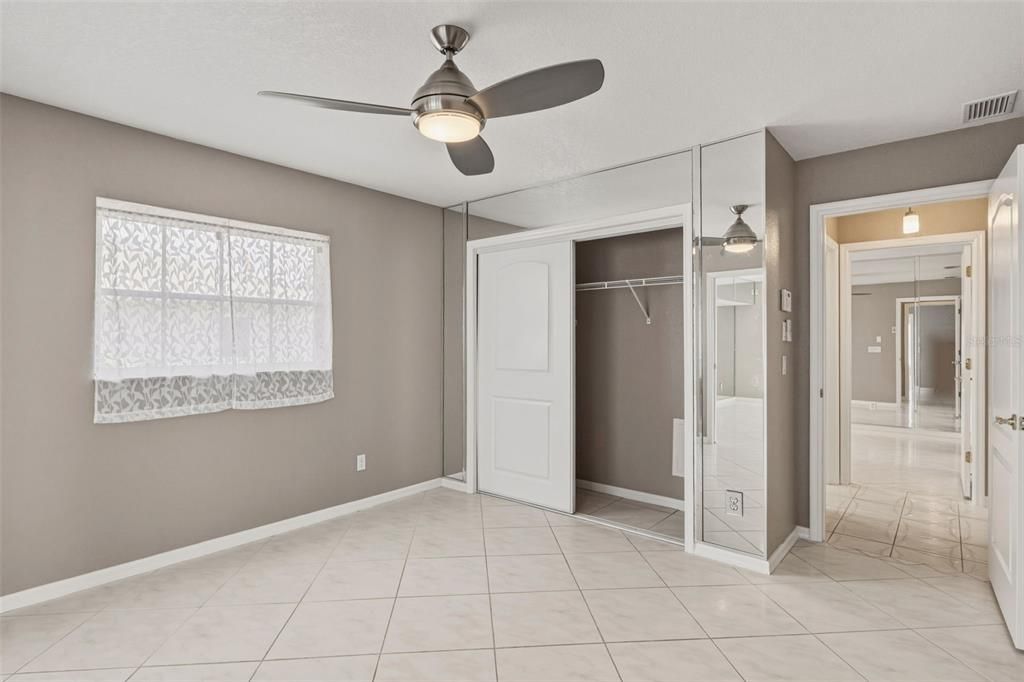 Activo con contrato: $425,000 (3 camas, 2 baños, 2412 Pies cuadrados)