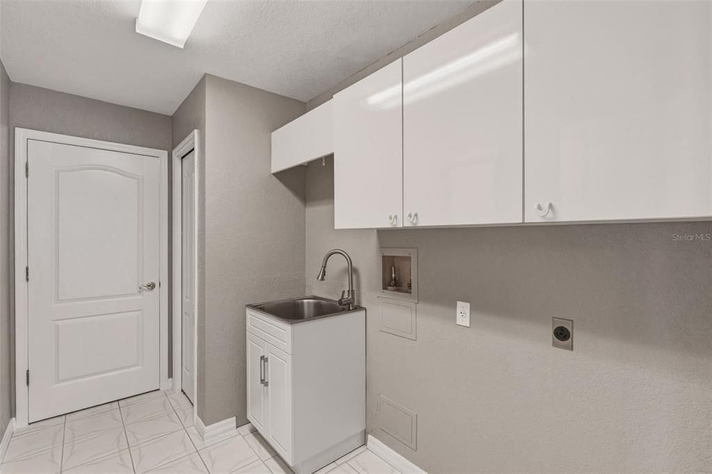 Activo con contrato: $425,000 (3 camas, 2 baños, 2412 Pies cuadrados)