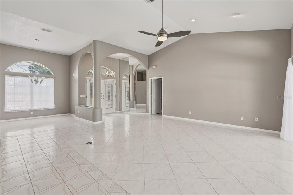 Activo con contrato: $425,000 (3 camas, 2 baños, 2412 Pies cuadrados)