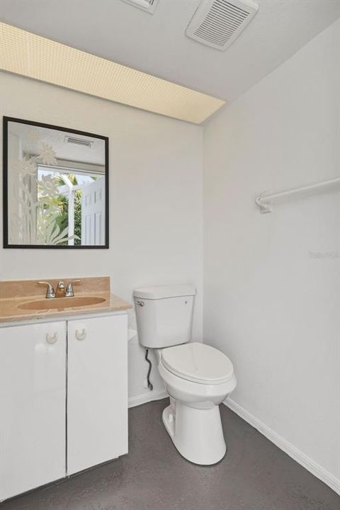 Activo con contrato: $425,000 (3 camas, 2 baños, 2412 Pies cuadrados)