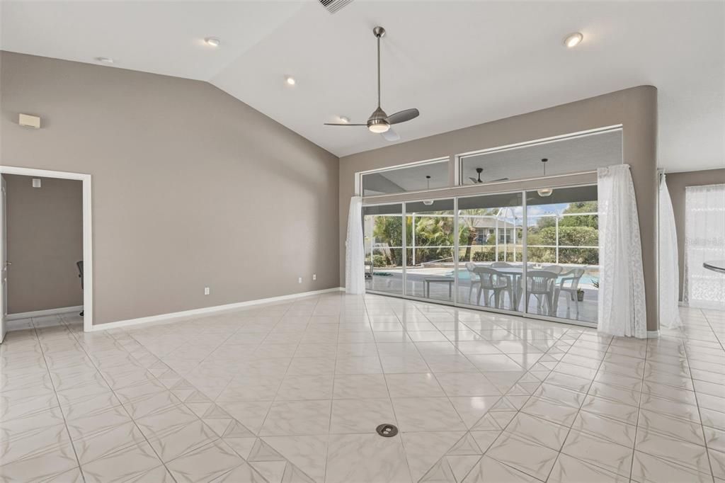 Activo con contrato: $425,000 (3 camas, 2 baños, 2412 Pies cuadrados)