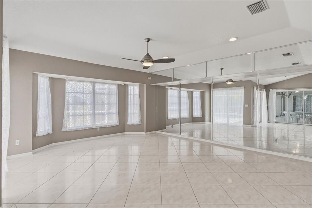 Activo con contrato: $425,000 (3 camas, 2 baños, 2412 Pies cuadrados)