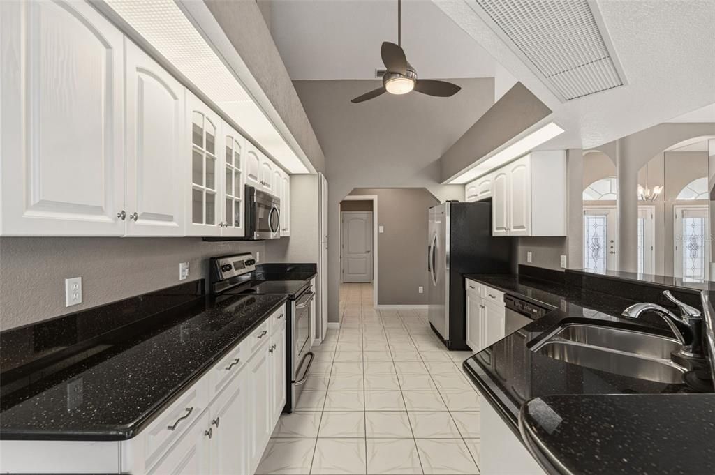 Activo con contrato: $425,000 (3 camas, 2 baños, 2412 Pies cuadrados)