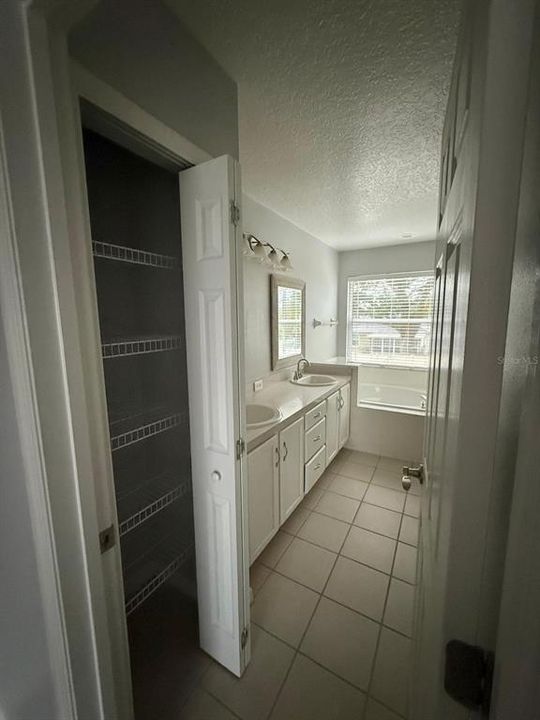 Под контрактом: $2,850 (4 спален, 2 ванн, 2164 Квадратных фут)
