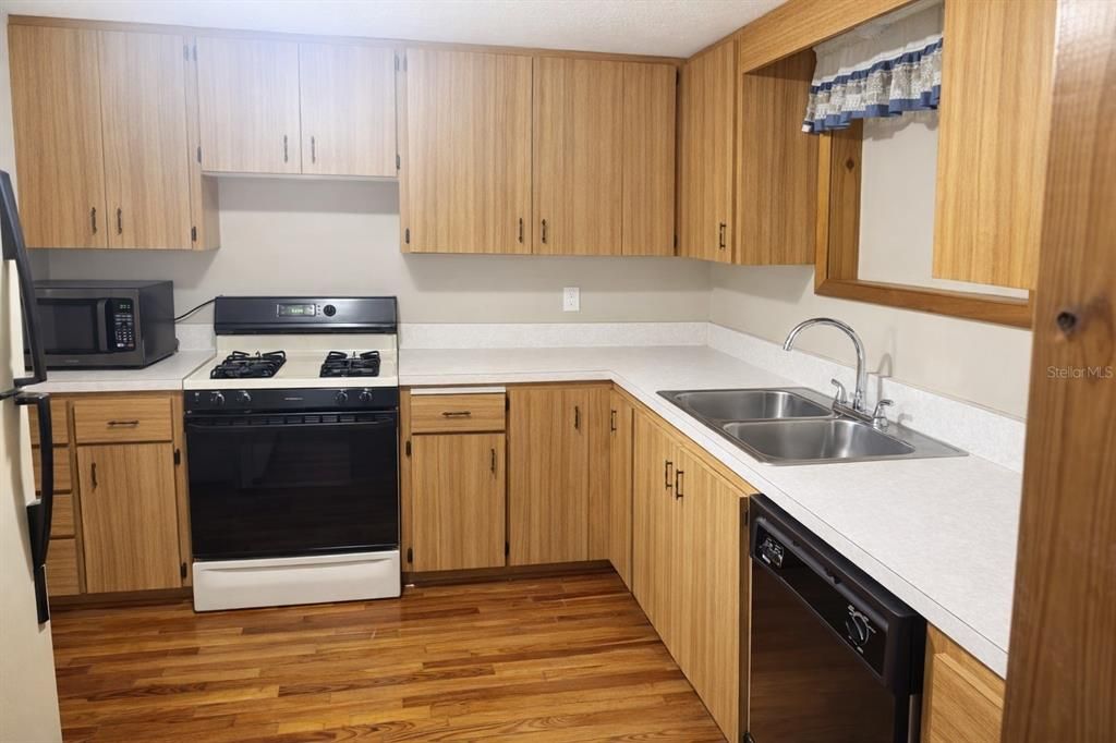 Activo con contrato: $1,900 (3 camas, 2 baños, 1304 Pies cuadrados)
