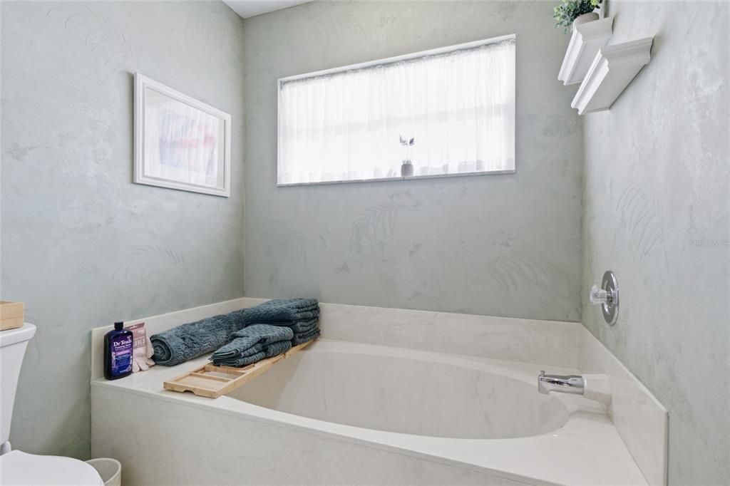 Activo con contrato: $270,000 (2 camas, 2 baños, 1327 Pies cuadrados)