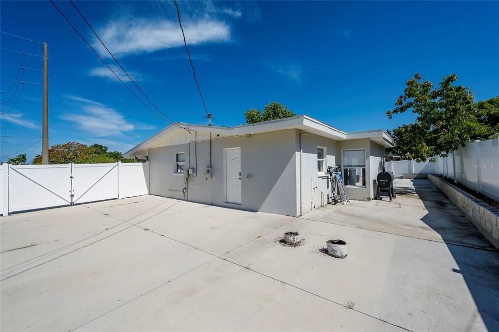 For Sale: $460,000 (3 beds, 2 baths, 1404 Square Feet)
