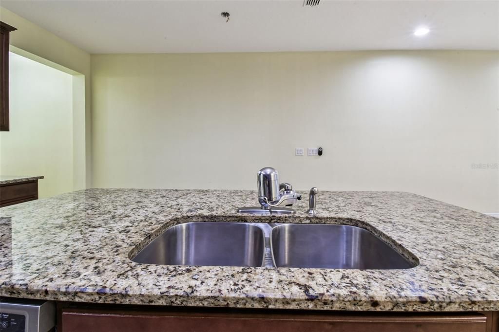 На продажу: $339,000 (3 спален, 2 ванн, 1716 Квадратных фут)