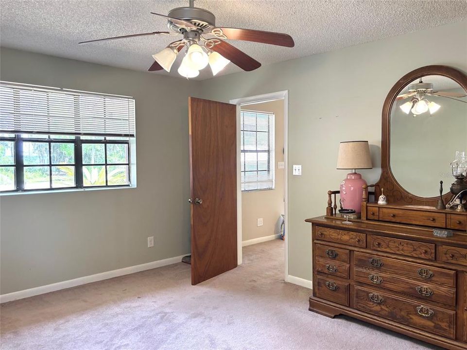 For Sale: $199,900 (2 beds, 2 baths, 960 Square Feet)