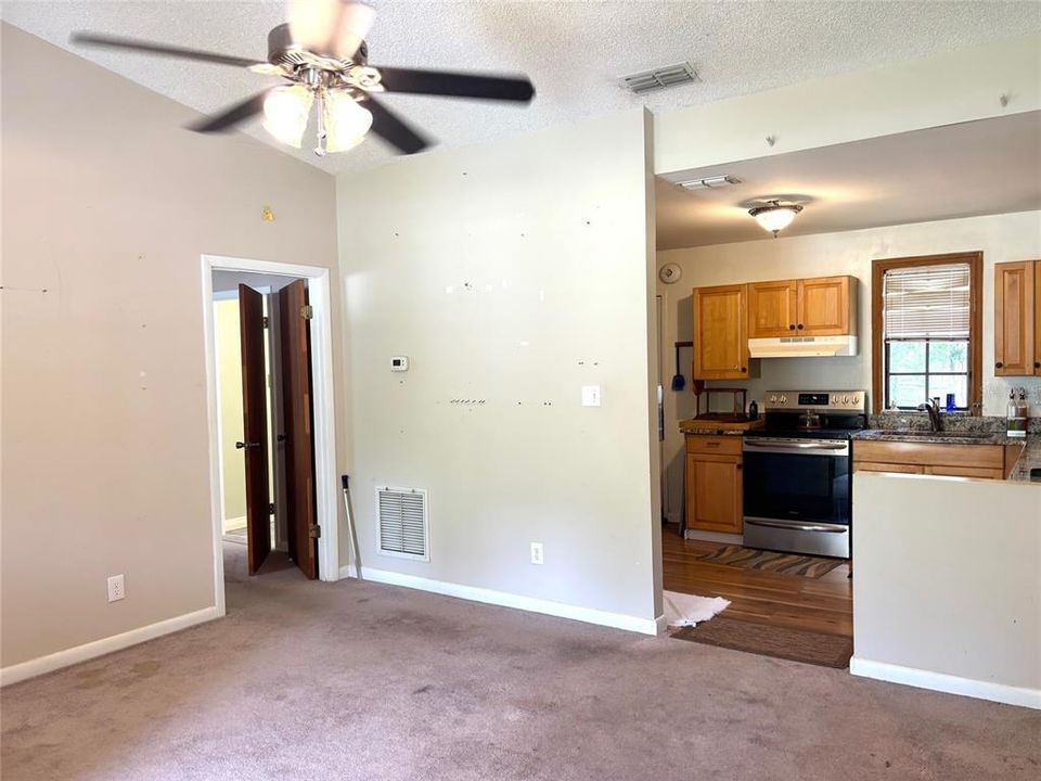 For Sale: $199,900 (2 beds, 2 baths, 960 Square Feet)