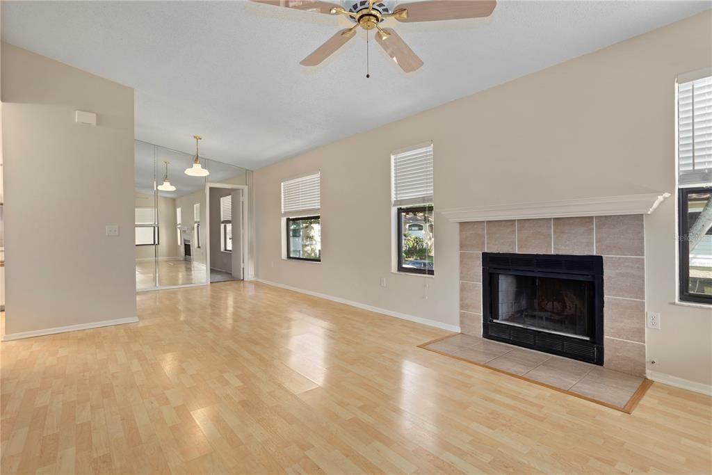 Active With Contract: $175,000 (2 beds, 2 baths, 889 Square Feet)