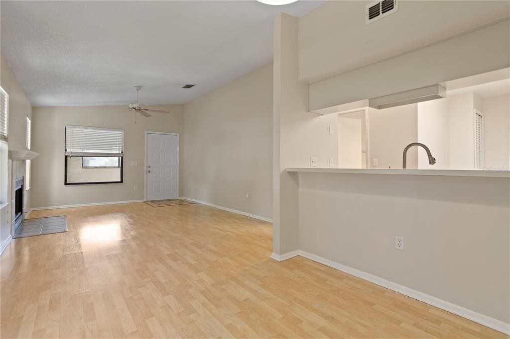 Active With Contract: $175,000 (2 beds, 2 baths, 889 Square Feet)