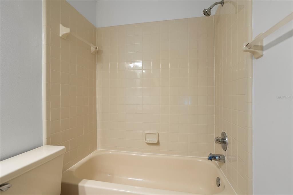 Active With Contract: $175,000 (2 beds, 2 baths, 889 Square Feet)