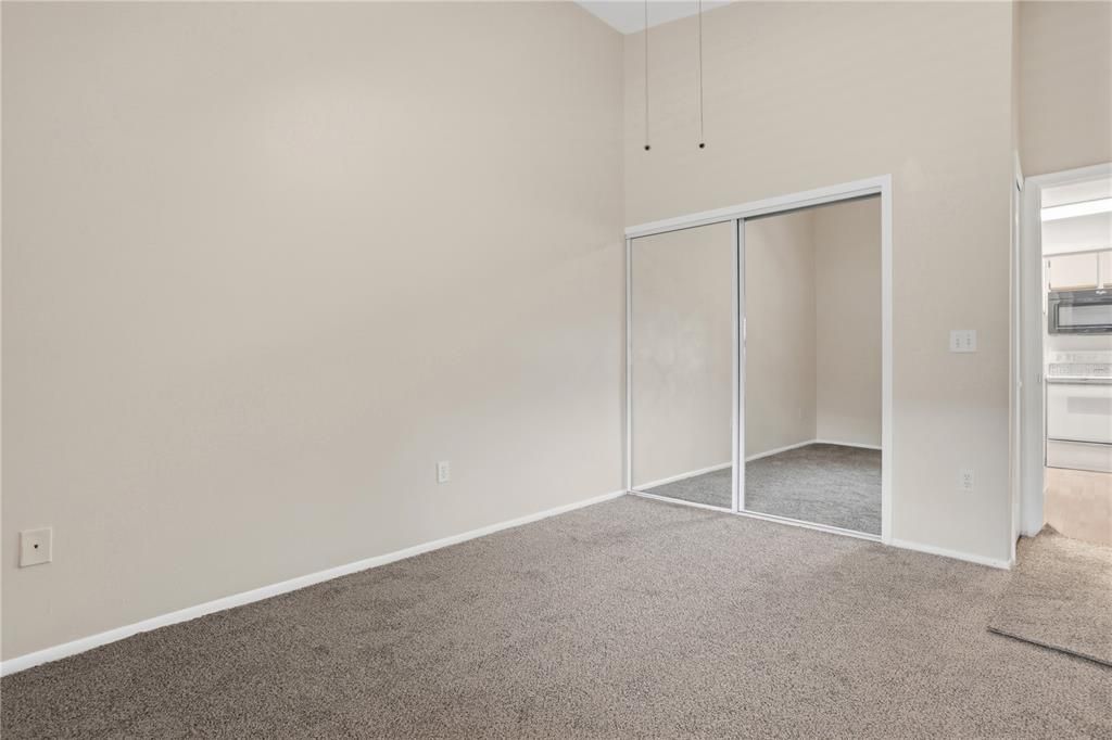 Active With Contract: $175,000 (2 beds, 2 baths, 889 Square Feet)