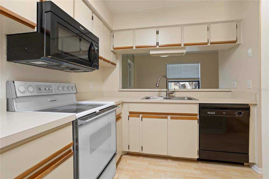 Active With Contract: $175,000 (2 beds, 2 baths, 889 Square Feet)
