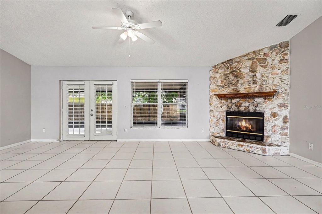 For Sale: $275,000 (3 beds, 2 baths, 1565 Square Feet)