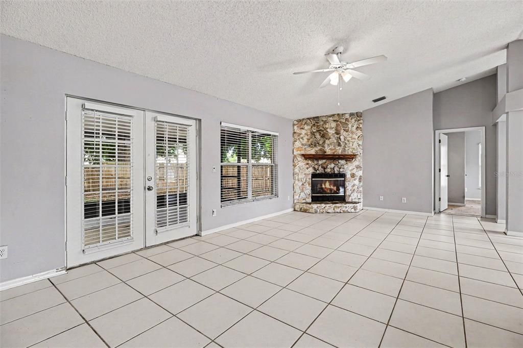 For Sale: $275,000 (3 beds, 2 baths, 1565 Square Feet)