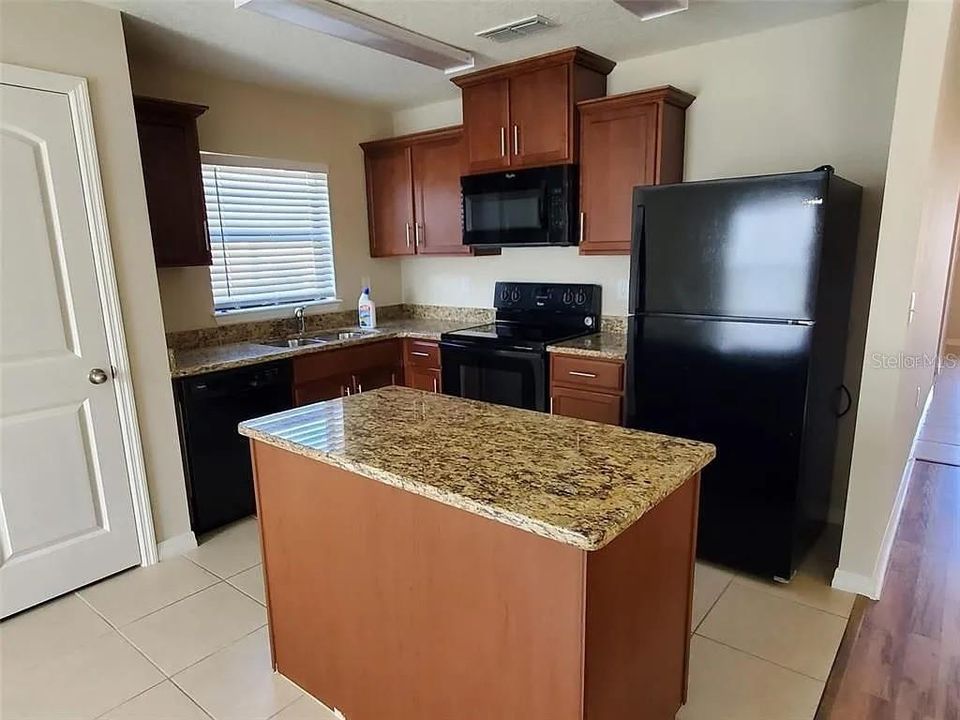 For Rent: $2,150 (3 beds, 2 baths, 1362 Square Feet)