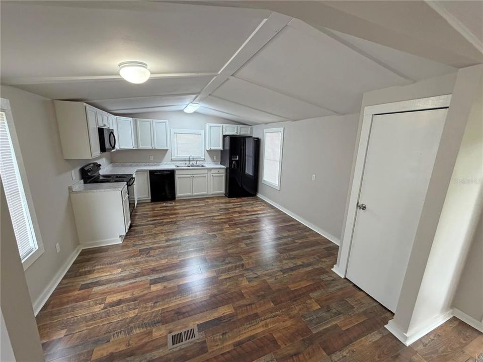 For Sale: $165,500 (3 beds, 2 baths, 1064 Square Feet)