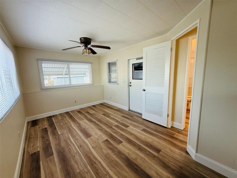 合同活跃: $88,000 (1 贝兹, 1 浴室, 570 平方英尺)