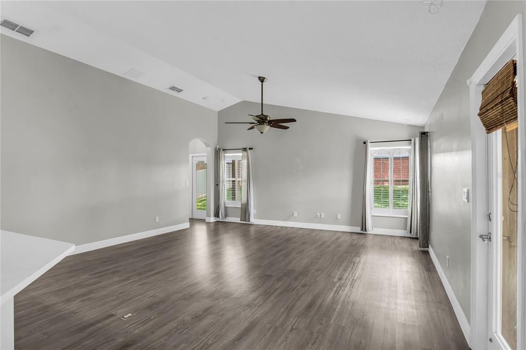 Activo con contrato: $584,900 (4 camas, 3 baños, 2709 Pies cuadrados)