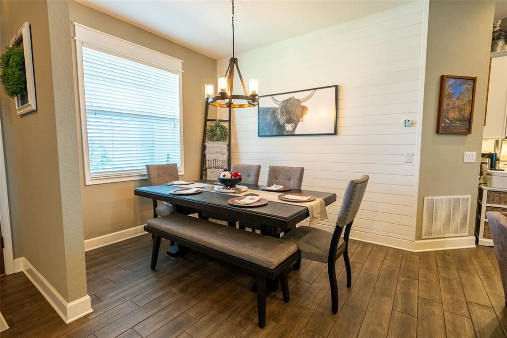 Activo con contrato: $535,000 (4 camas, 3 baños, 2268 Pies cuadrados)