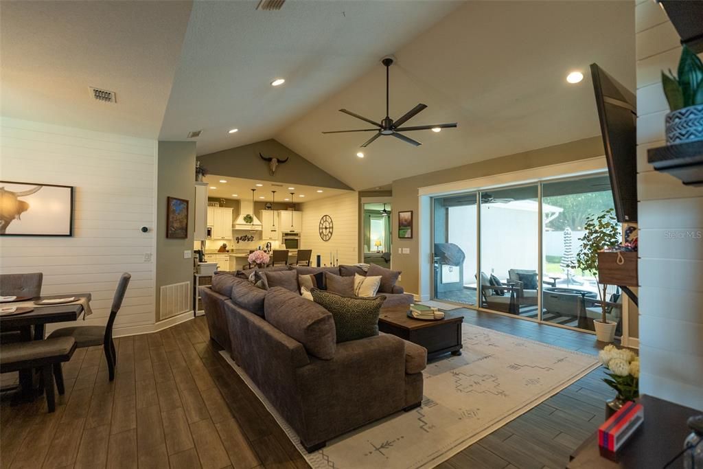 Activo con contrato: $535,000 (4 camas, 3 baños, 2268 Pies cuadrados)