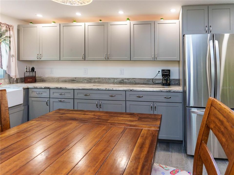 For Rent: $1,900 (1 beds, 1 baths, 1370 Square Feet)