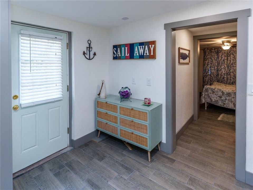 For Rent: $1,900 (1 beds, 1 baths, 1370 Square Feet)
