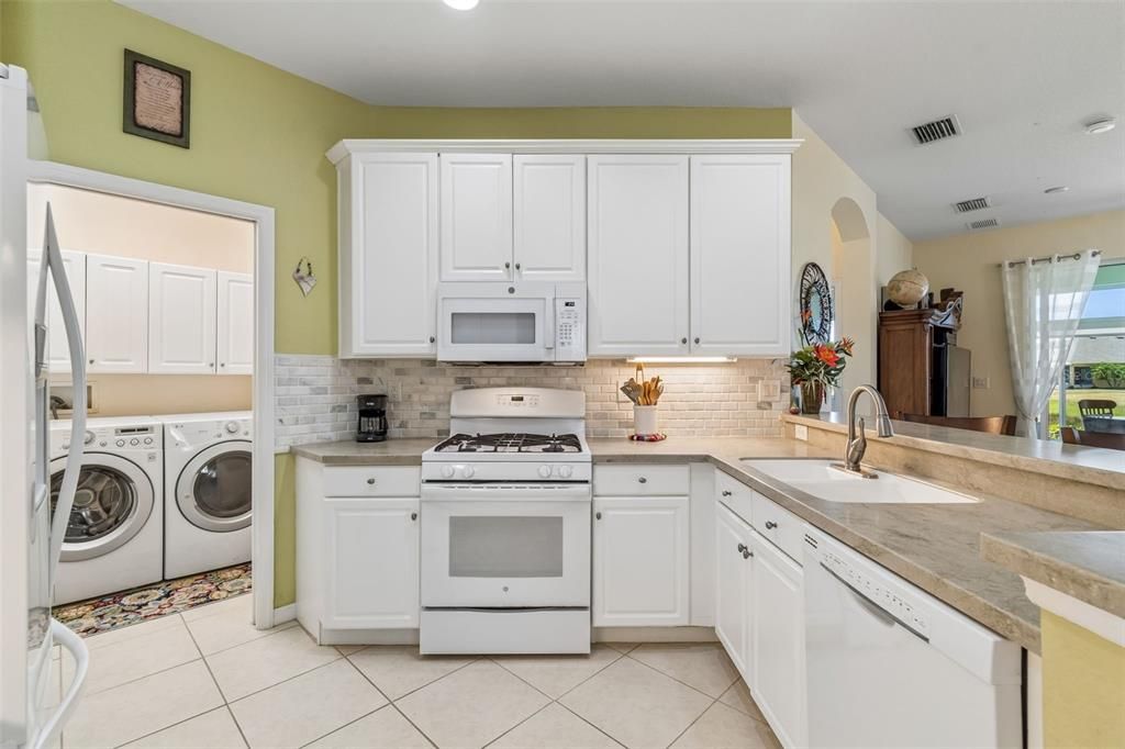 For Sale: $275,000 (2 beds, 2 baths, 1206 Square Feet)