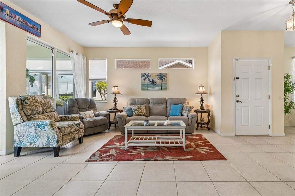 For Sale: $275,000 (2 beds, 2 baths, 1206 Square Feet)