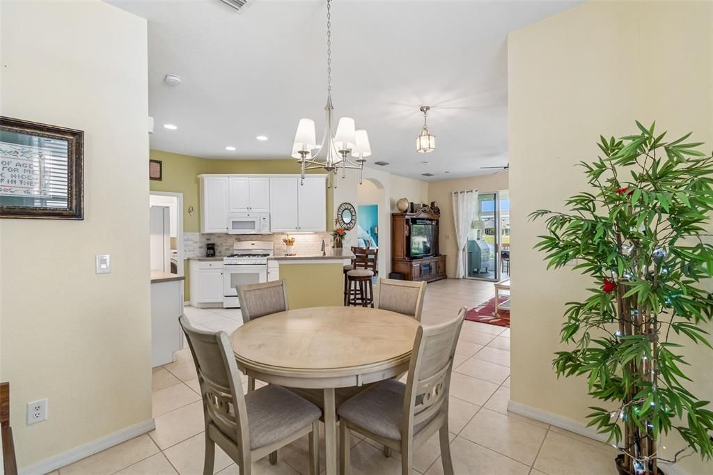 For Sale: $275,000 (2 beds, 2 baths, 1206 Square Feet)
