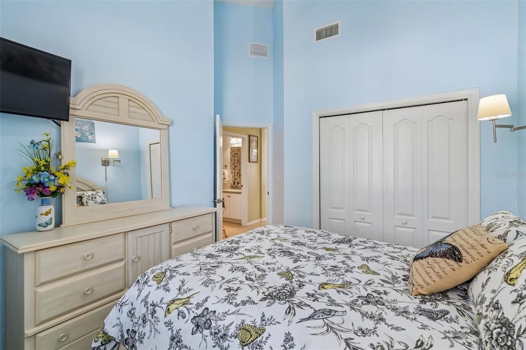 For Sale: $275,000 (2 beds, 2 baths, 1206 Square Feet)
